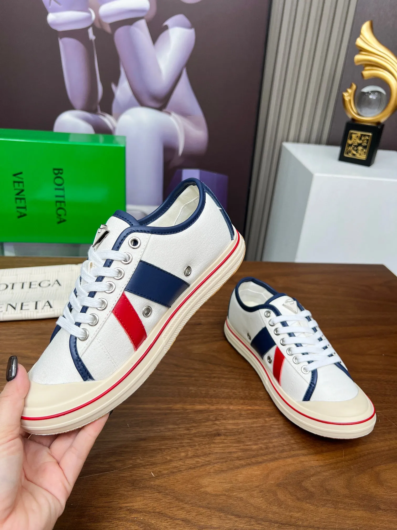 Men's men's shoes 💰500💰 Bottega Veneta BV's latest Eliot series retro basketball shoes casual sports canvas shoes will become gods once it is launched‼ ️ Inspired by retro basketball sneakers, the color combination highlights youthful vitality and perfectly interprets the theme of youth and childlike innocence. The details are also very particular. The summer canvas brings excellent durability and comfort. Designs such as calfskin trim, rubber toe caps and hand-painted retro red lines are full of retro feel. The round toe and convex sole add a modern feel and are suitable for various styles. Easily create a fashionable atmosphere. The upper foot is the focus...can be worn as a couple's shoes...The red lines on each shoe edge are hand-painted, which adds more taste and attitude! ✦Fabric: Original customized high-density canvas + cowhide ✦Inner: original customized breathable canvas ✦Insole: movable latex cowhide insole ✦Sole: original molded non-slip and wear-resistant TPU material ✦Sole thickness: 3cm, low-profile, single shoe ✦Number of sizes: female size 35--40, female 40 is customized and non-returnable❕ ✦Number: male size 39--45, male 45 is customized and non-returnable❗️